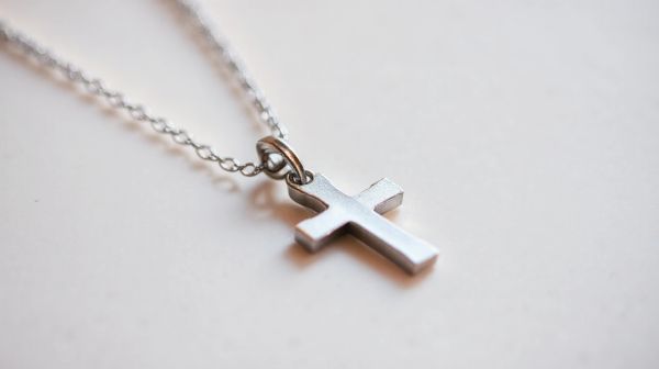 5 raisons d'opter pour un collier croix femme chic